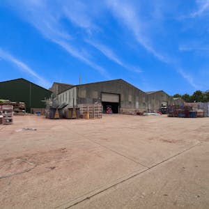 Unit 1 Lys Mill, Watlington, Industrial To Let - Industriele opslagplaats onder blauwe lucht.png