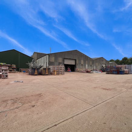 Unit 1 Lys Mill, Watlington, Industrial To Let - Industriele opslagplaats onder blauwe lucht.png