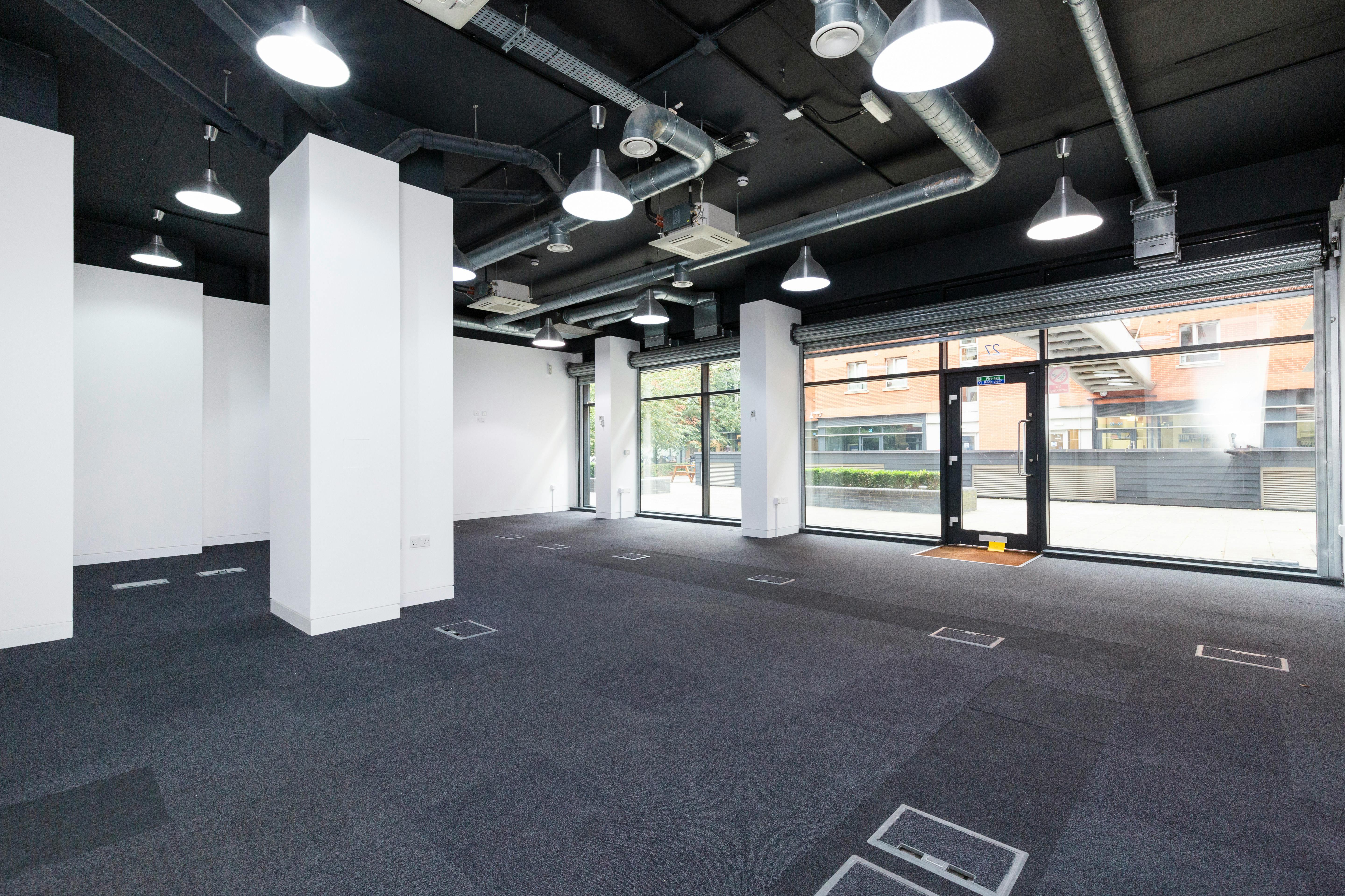 Retail/Shop in London - photo 3