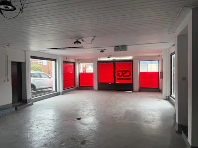 Showroom facility, 10 High Street,, Wroughton, Industrial / Warehouse To Let - 2.jpg