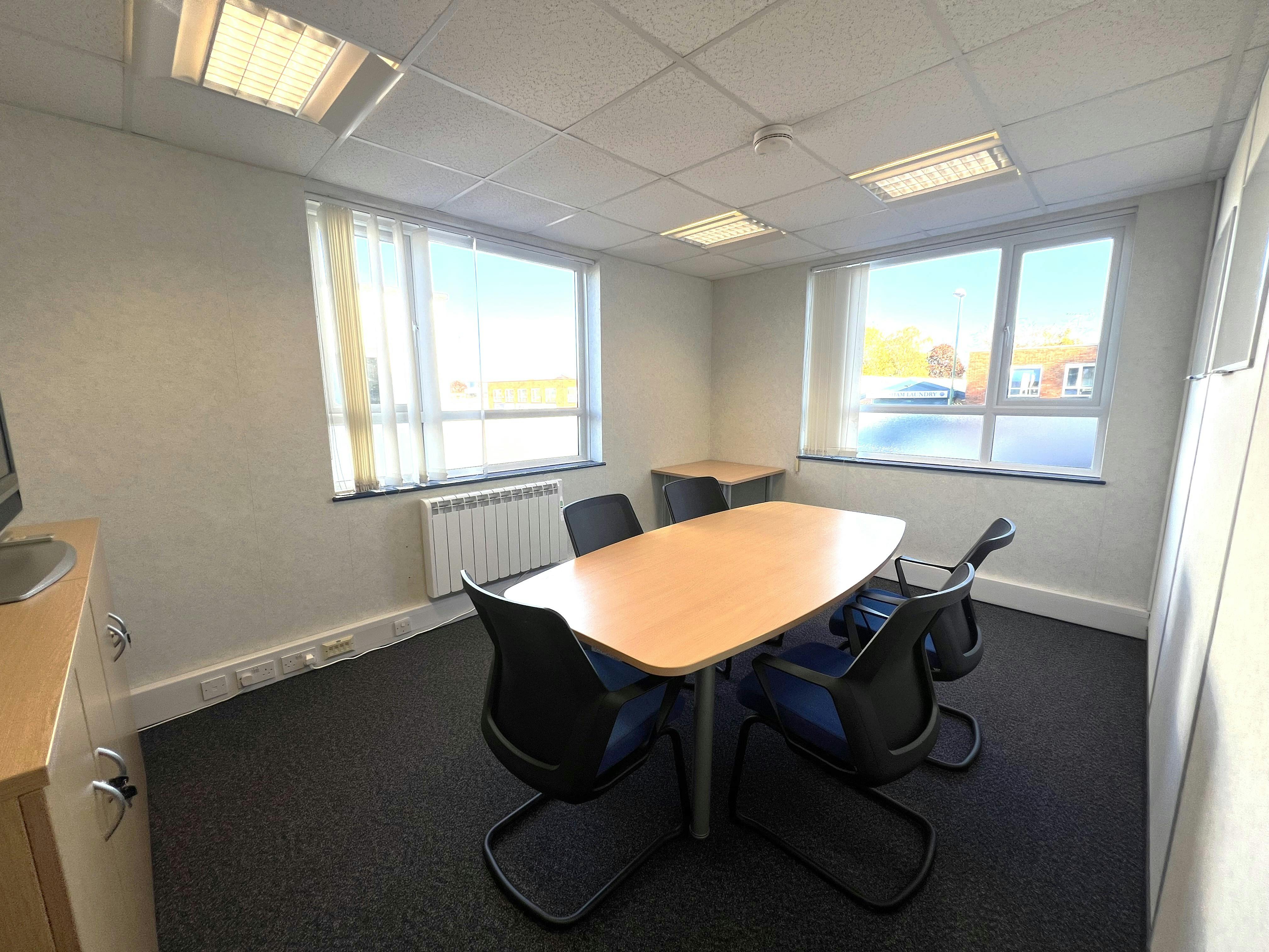 Unit J Foundry Close, Horsham, Industrial To Let - IMG_9545.jpeg