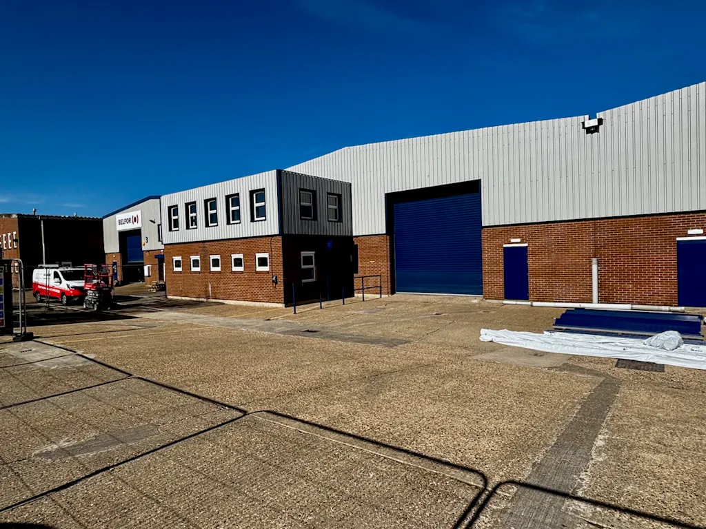 Unit 2 Walter Lawrence Trading Estate, Lawrence Industrial Estate, Dunstable, LU6 1BD