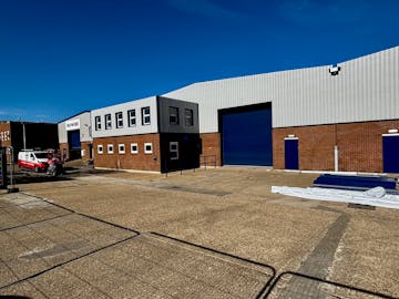 Unit 2 Walter Lawrence Trading Estate, Lawrence Industrial Estate, Dunstable, LU6 1BD