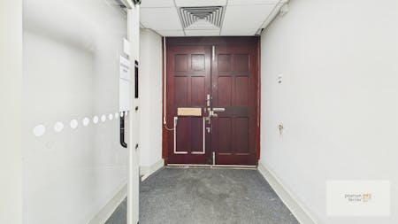 28 Bank St, Rawtenstall, Office / Retail / High Street Retail To Let - Entrance