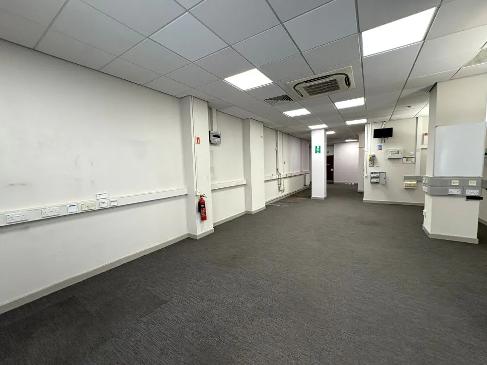 1-7 Manorsfield Road, Bicester, Office / Retail To Let - IMG_3686.jpg