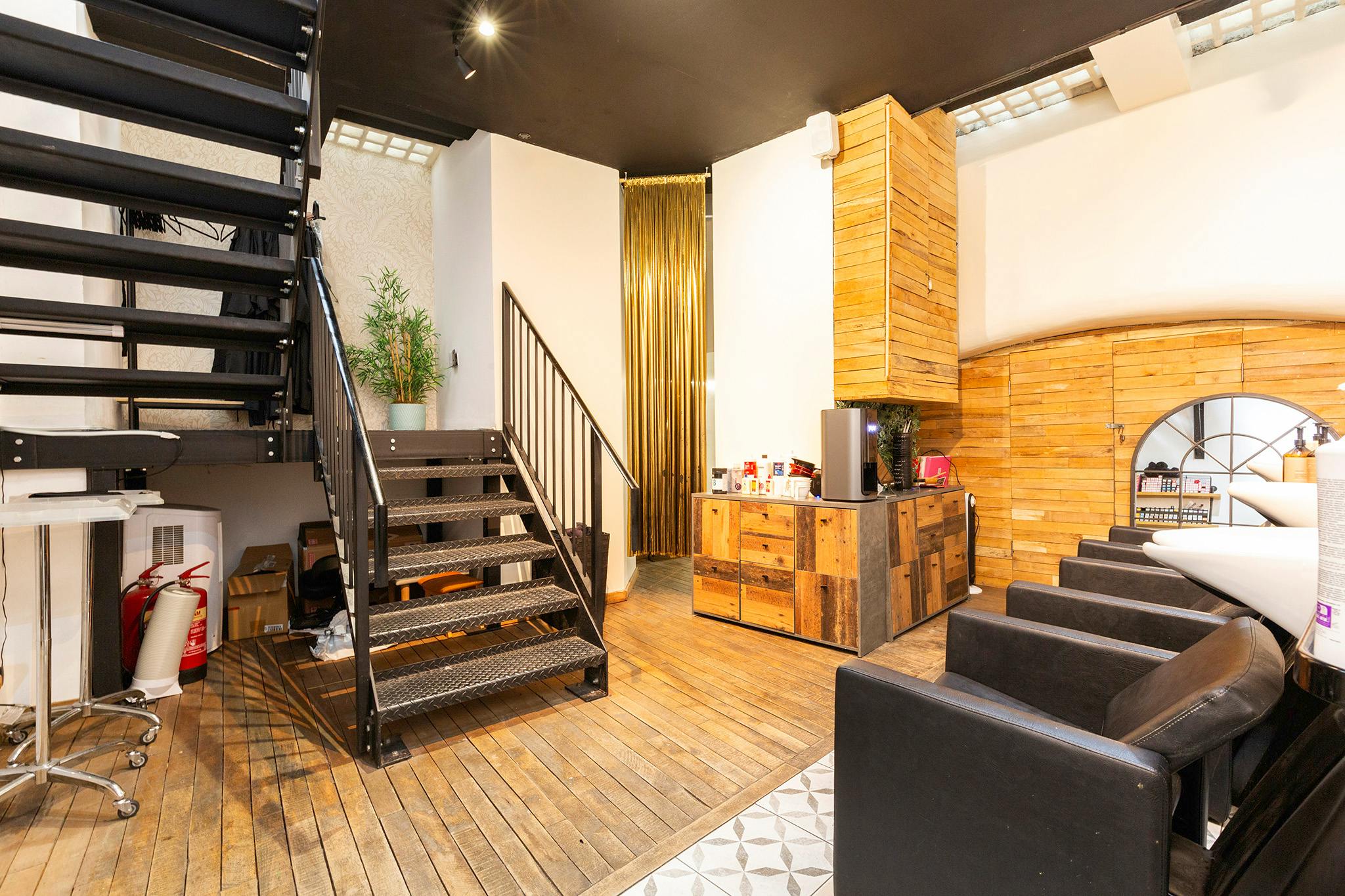 Retail/Shop in London - photo 3