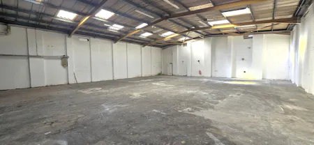 Unit 3, Lyndean Industrial Estate, London, Industrial To Let - 20260408_160325 - Edited.jpg