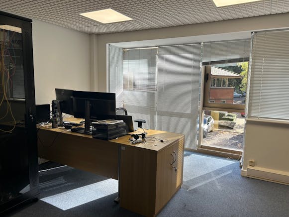 Unit 1, Wellington Business Park, Crowthorne, Offices To Let - 12.jpg