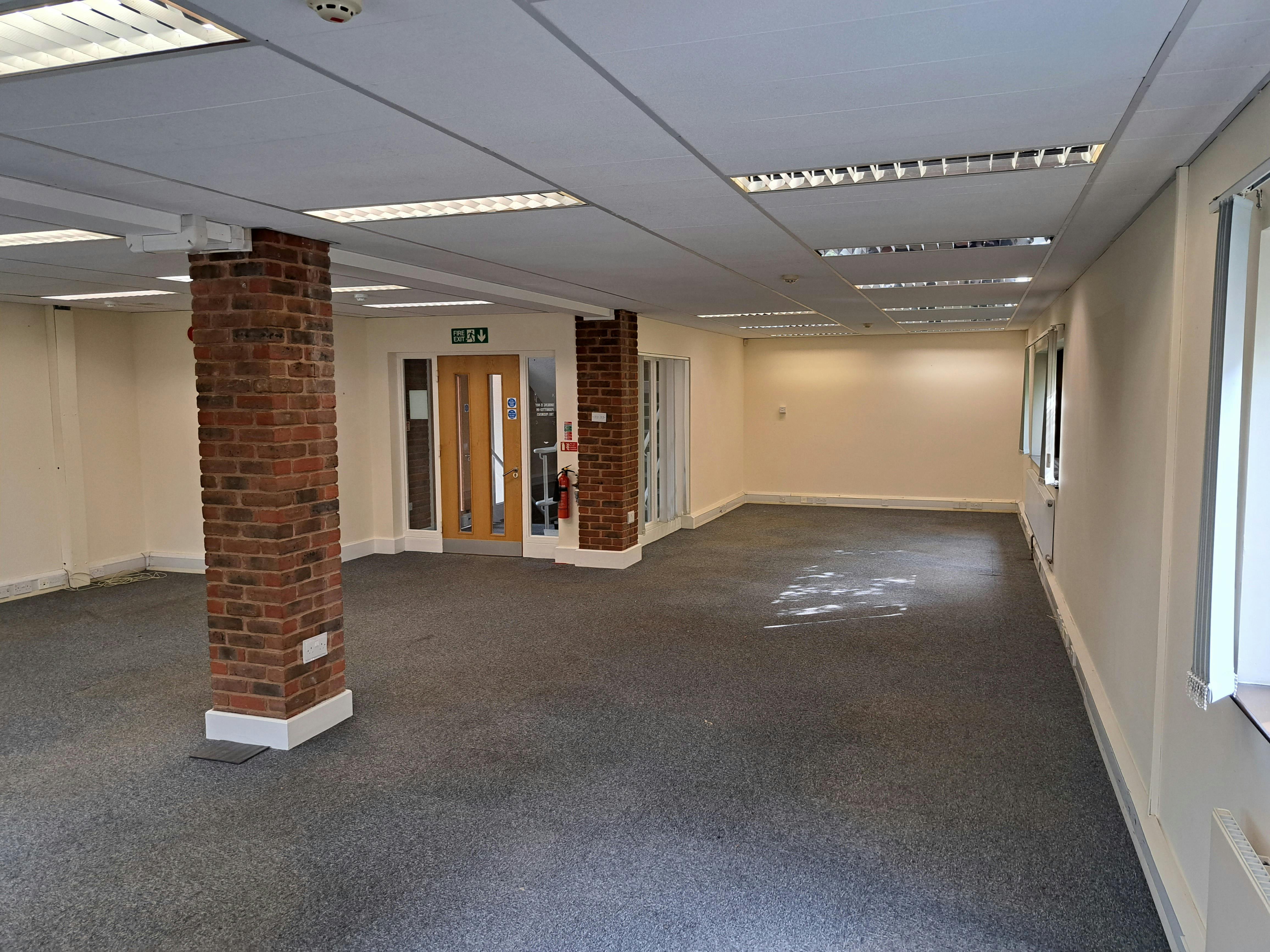 Office in Solihull - photo 4