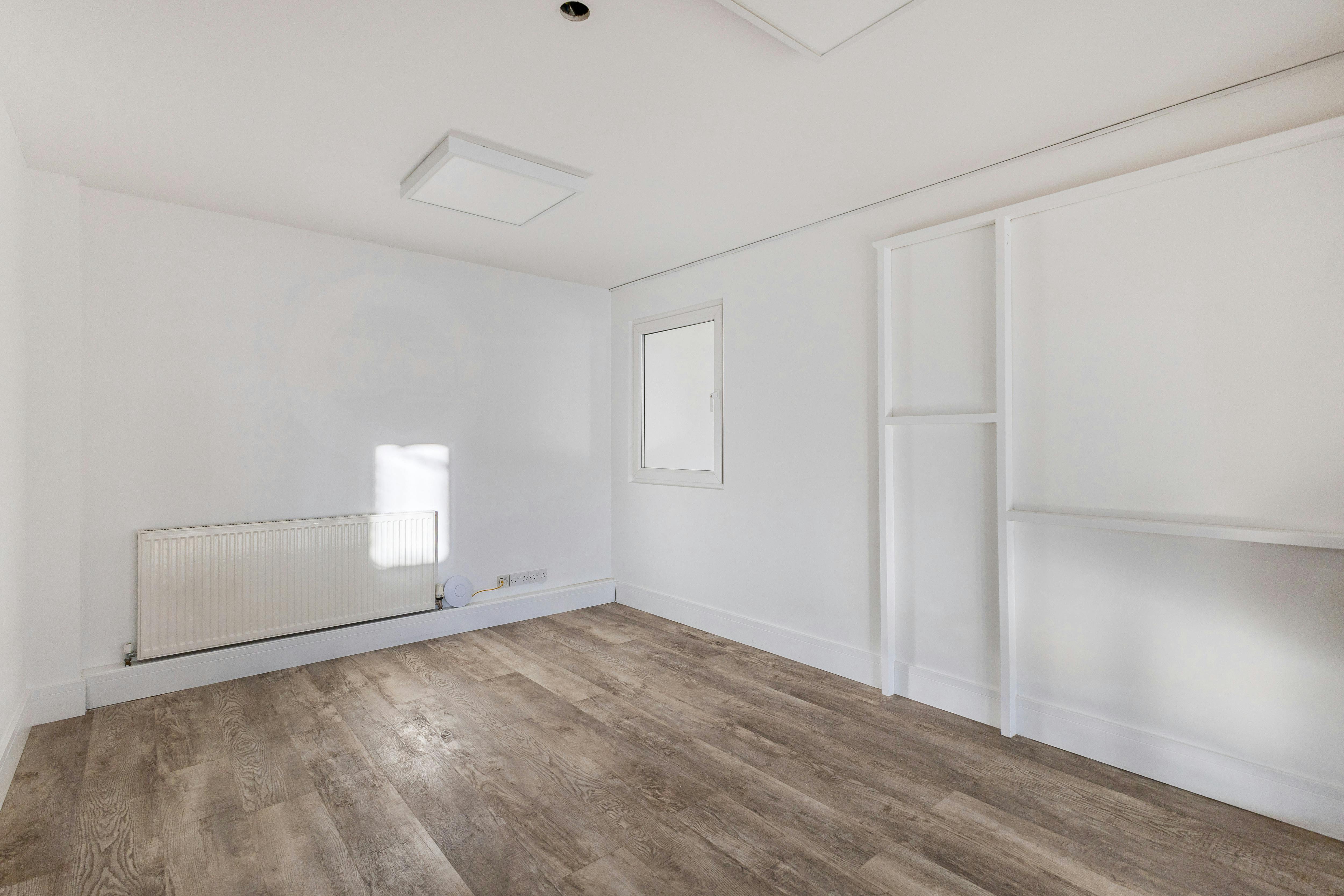 Showroom / Warehouse unit, 4-12 Kempson Close, Aylesbury, Industrial / Retail To Let - 101955_4-12-Kempson-Close-Gatehouse-Way (27).jpg