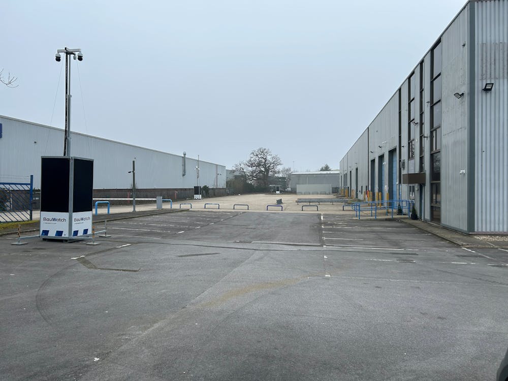 Unit 6, Worton Grange - yard v1.jpg