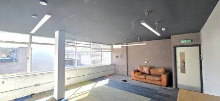 Unit 2, Lyndean Industrial Estate, London, Industrial To Let - 20260408_154637 - Edited.jpg