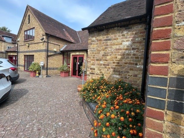 St. Stephens House, Windsor, Office To Let - Landscaped courtyard appoach ii.jpg