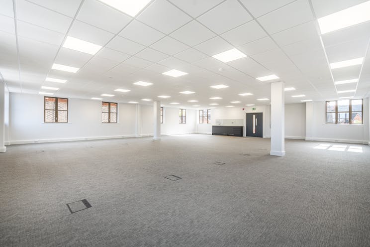 15-17 The Crescent, Leatherhead, Offices To Let - IW041023HW046.jpg