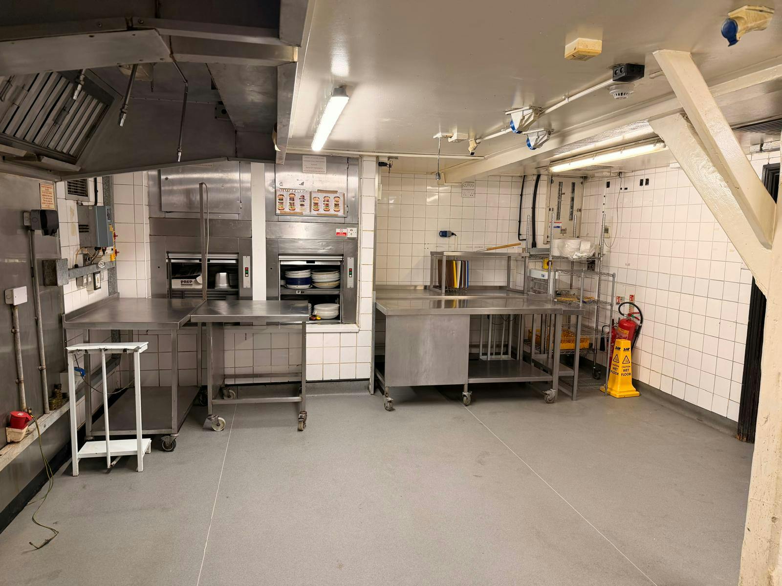 120-123 Oxford Road, High Wycombe, Retail To Let - 20260331_135755000_iOS 8.jpg