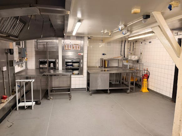 120-123 Oxford Road, High Wycombe, Retail To Let - 20260331_135755000_iOS 8.jpg