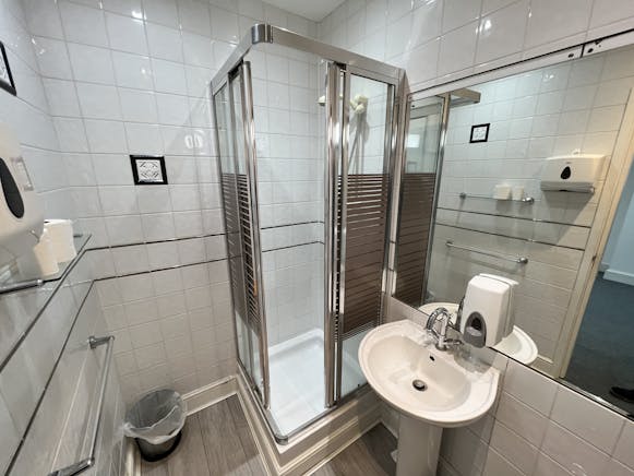 6 Beatty House, London, Offices To Let - Private w/c and shower