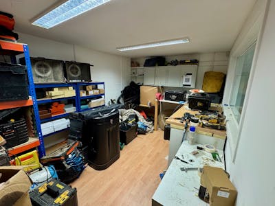 Unit 22 The Hawthorn Centre, Harrow, Warehouse To Let - 22 Hawthorn Centre 39.jpg