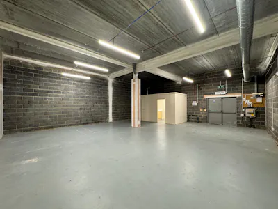 50 Wedgewood Street, Aylesbury, Retail To Let - 20260805_113439000_iOS 2.jpg