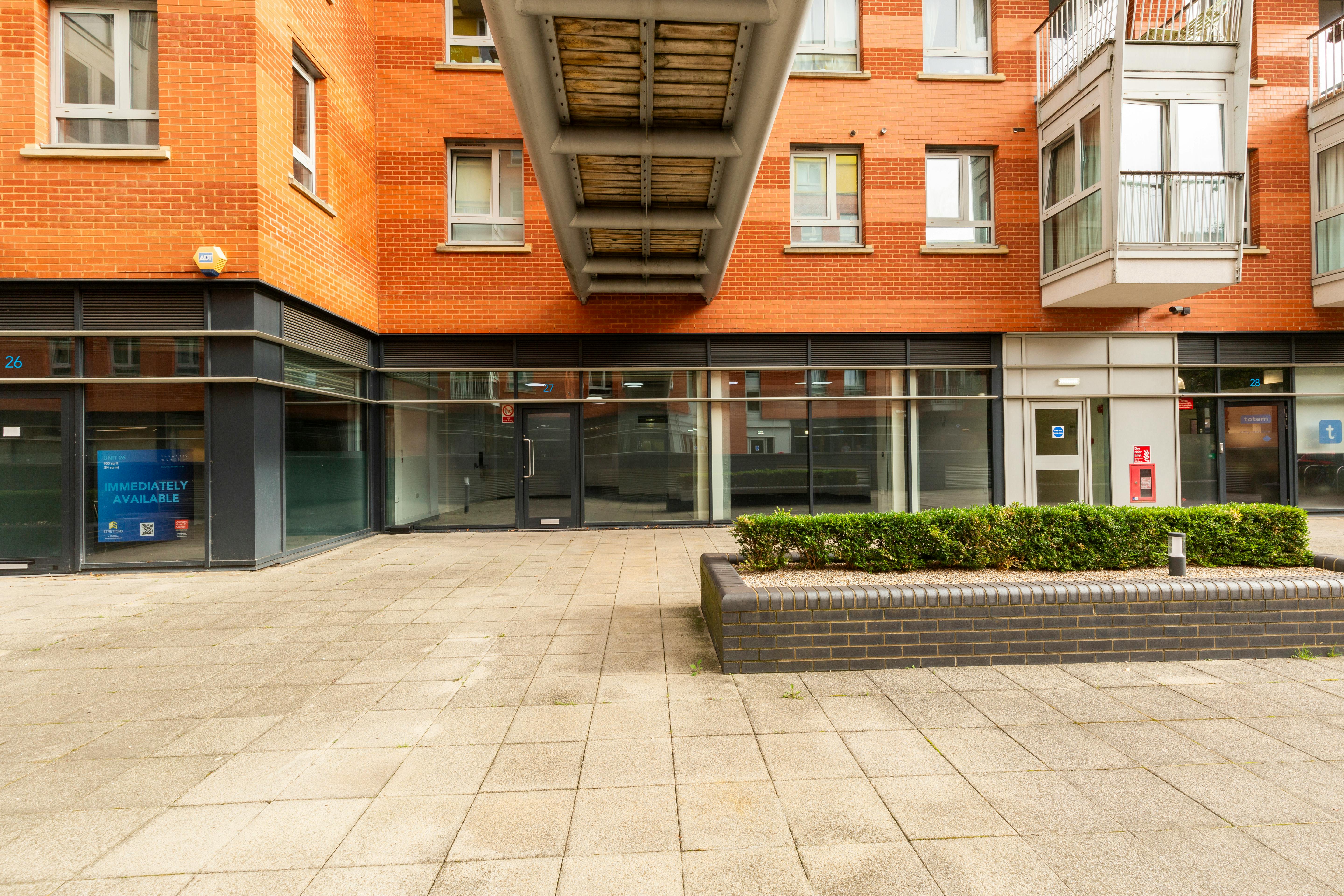 Retail/Shop in London - photo 2