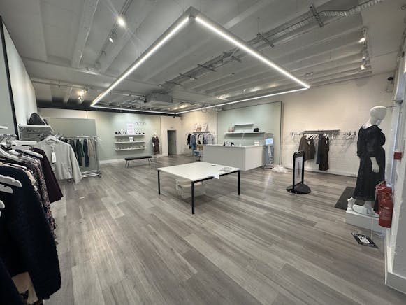 5A Lion & Lamb Yard, Farnham, Retail To Let - IMG_0077.JPG