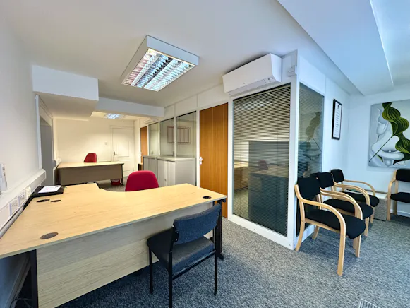 8 St Thomas Road, Luton, Office / Retail To Let - 20260609_173328024_iOS.jpg