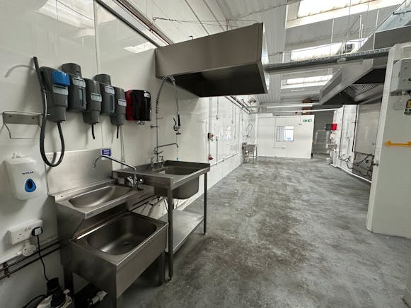 Unit 30 Swan Industrial Estate, Rosemary Road, Wimbledon, Industrial To Let - 20260204_120825494_iOS.jpg