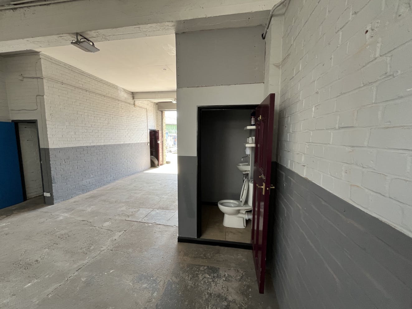 11 Trafford Road, Reading, Industrial / Warehouse To Let - Ground Floor WC