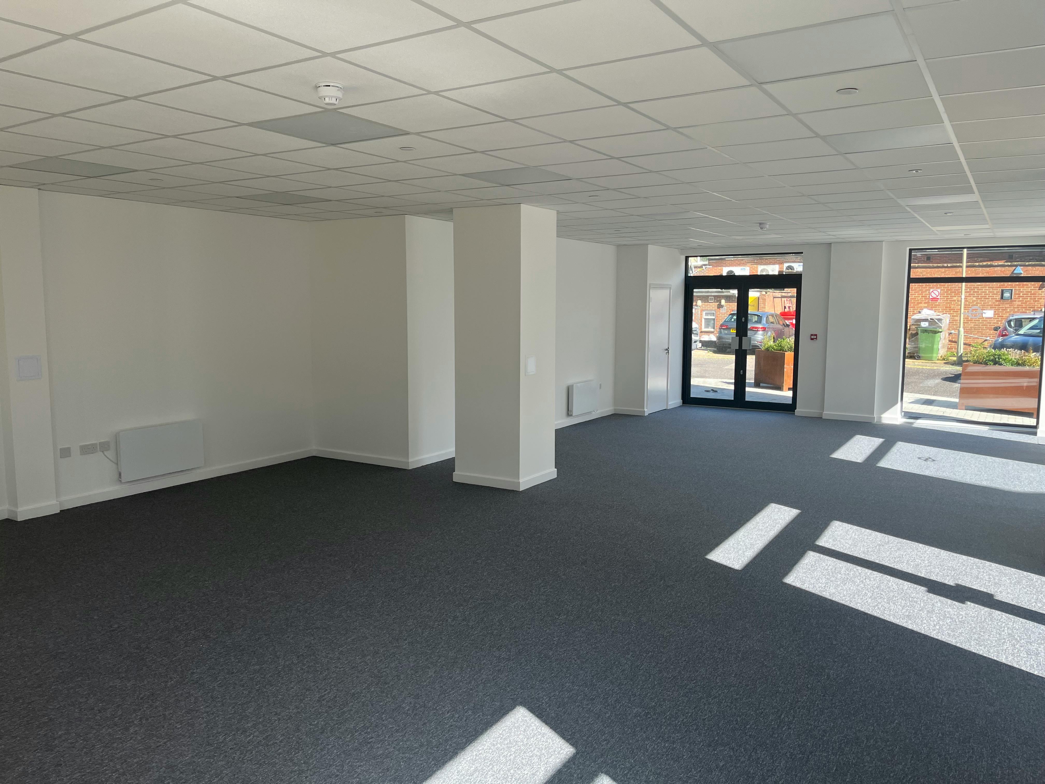 Retail/Shop in Eastleigh - photo 2