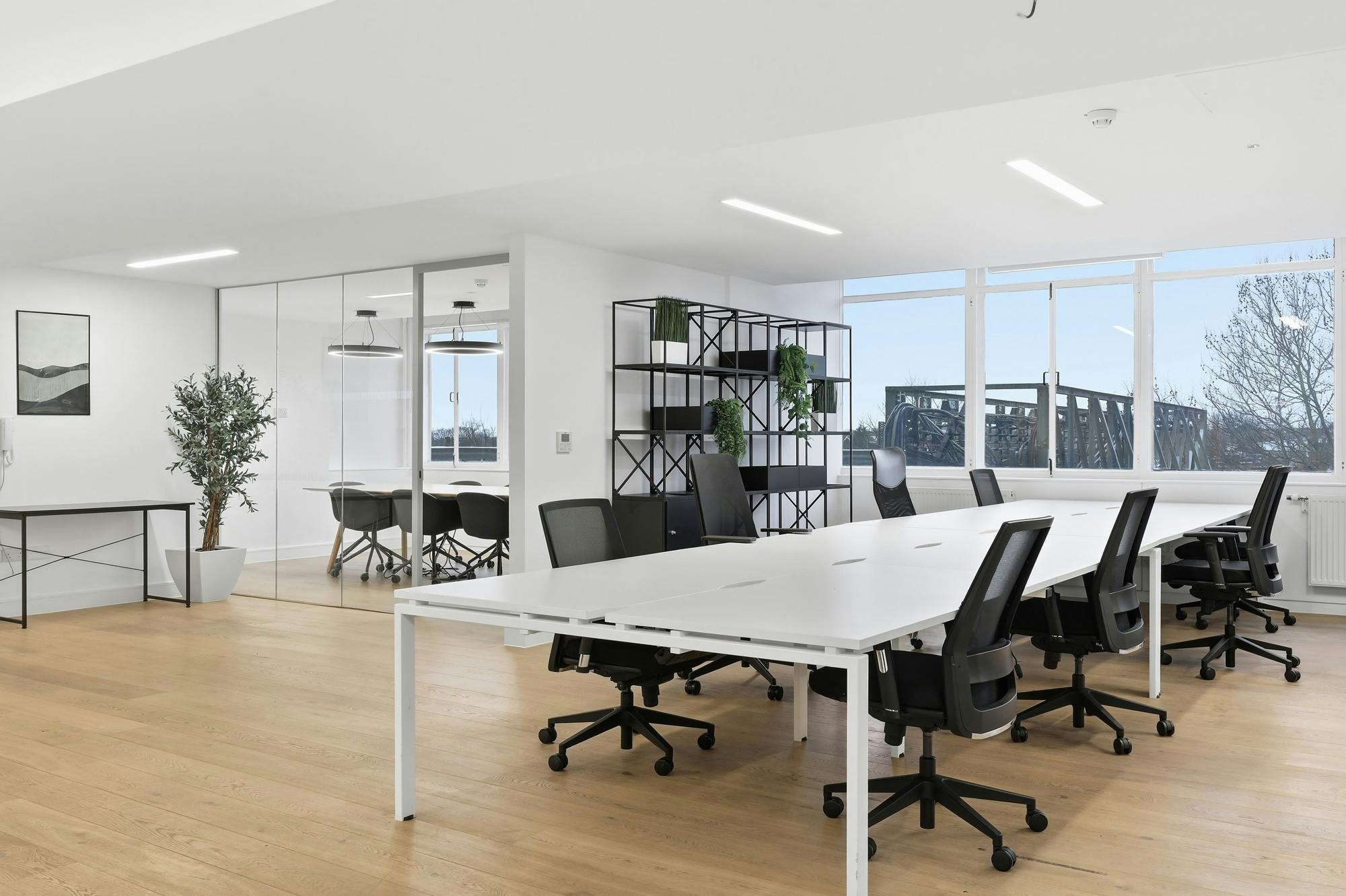 Office in Leytonstone - photo 2