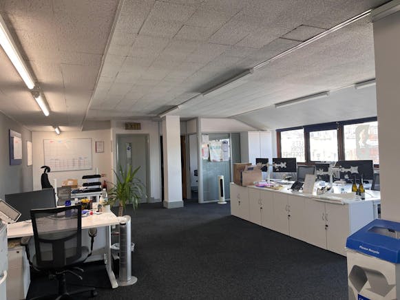 Suite 4, Tower House, Aylesbury, Offices To Let - WhatsApp Image 20250606 at 160456_3be50955.jpg