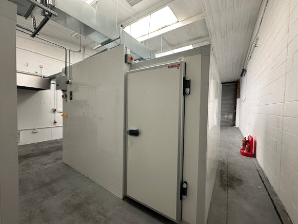 Unit 30 Swan Industrial Estate, Rosemary Road, Wimbledon, Industrial To Let - 20260204_122135225_iOS.jpg