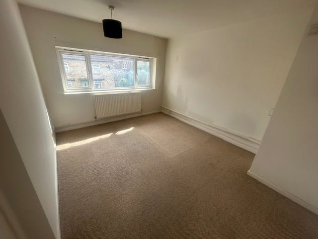 17 - 19 London Road, Calne, Retail To Let - First floor front room.jpeg