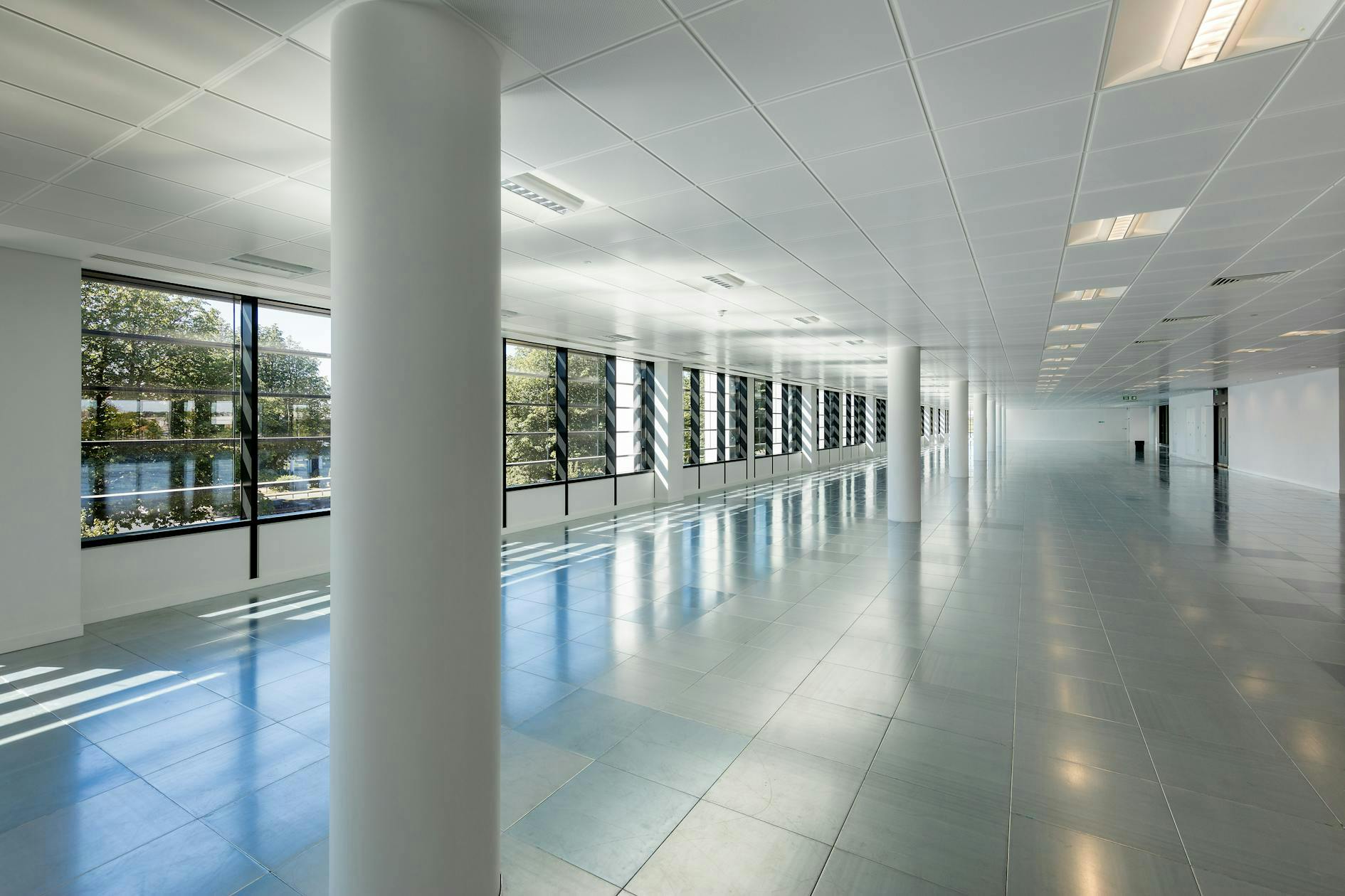 Office in Slough - photo 4