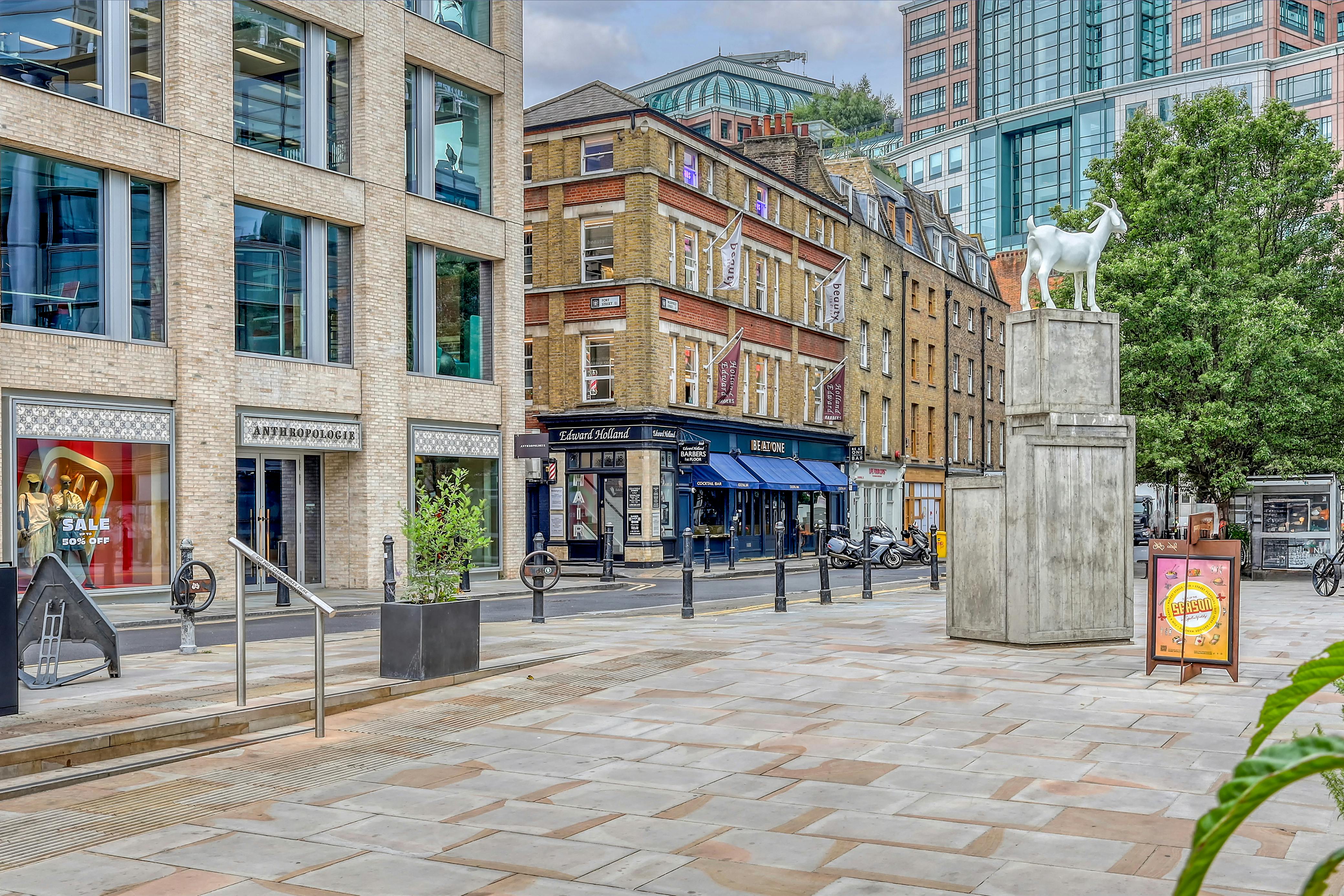 Retail/Shop in London - photo 2