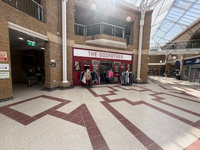 5 Market Place, Burgess Hill, Retail / High Street Retail / Retail - In Town / Shopping Centre To Let - IMG_9473.jpeg