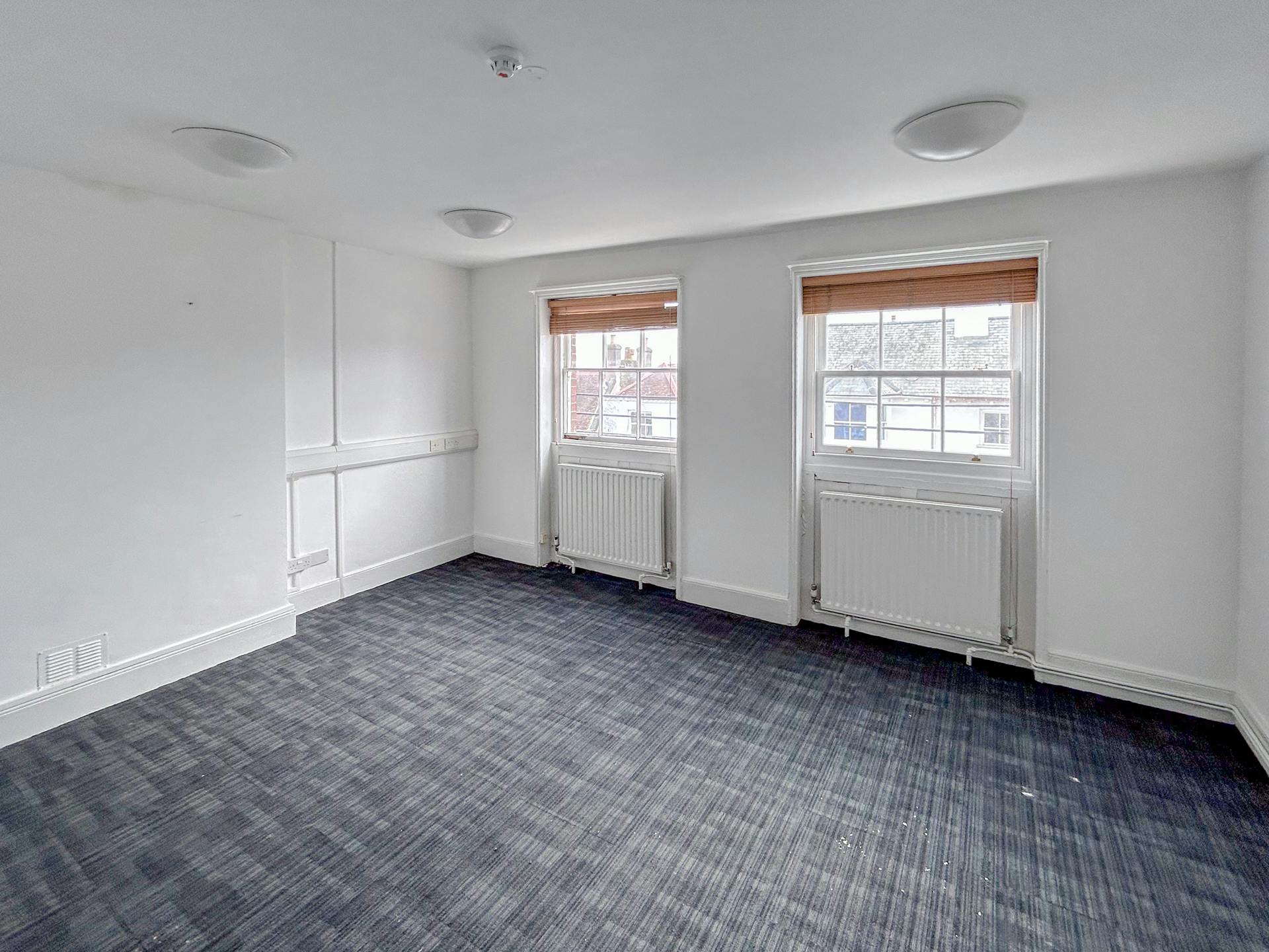 Office in Lymington - photo 2