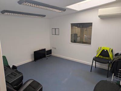 16 Westfield Road, Slyfield Industrial Estate, Guildford, Industrial To Let - PXL_20260317_101633791.jpg