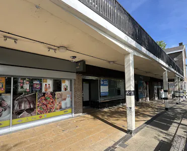 6 & 6a Southgate Parade, Crawley, Retail To Let - WEB IMG_0727.JPG