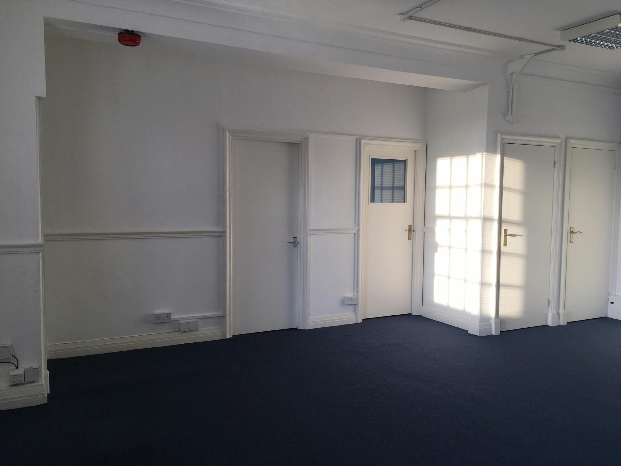 Office in Woking - photo 2