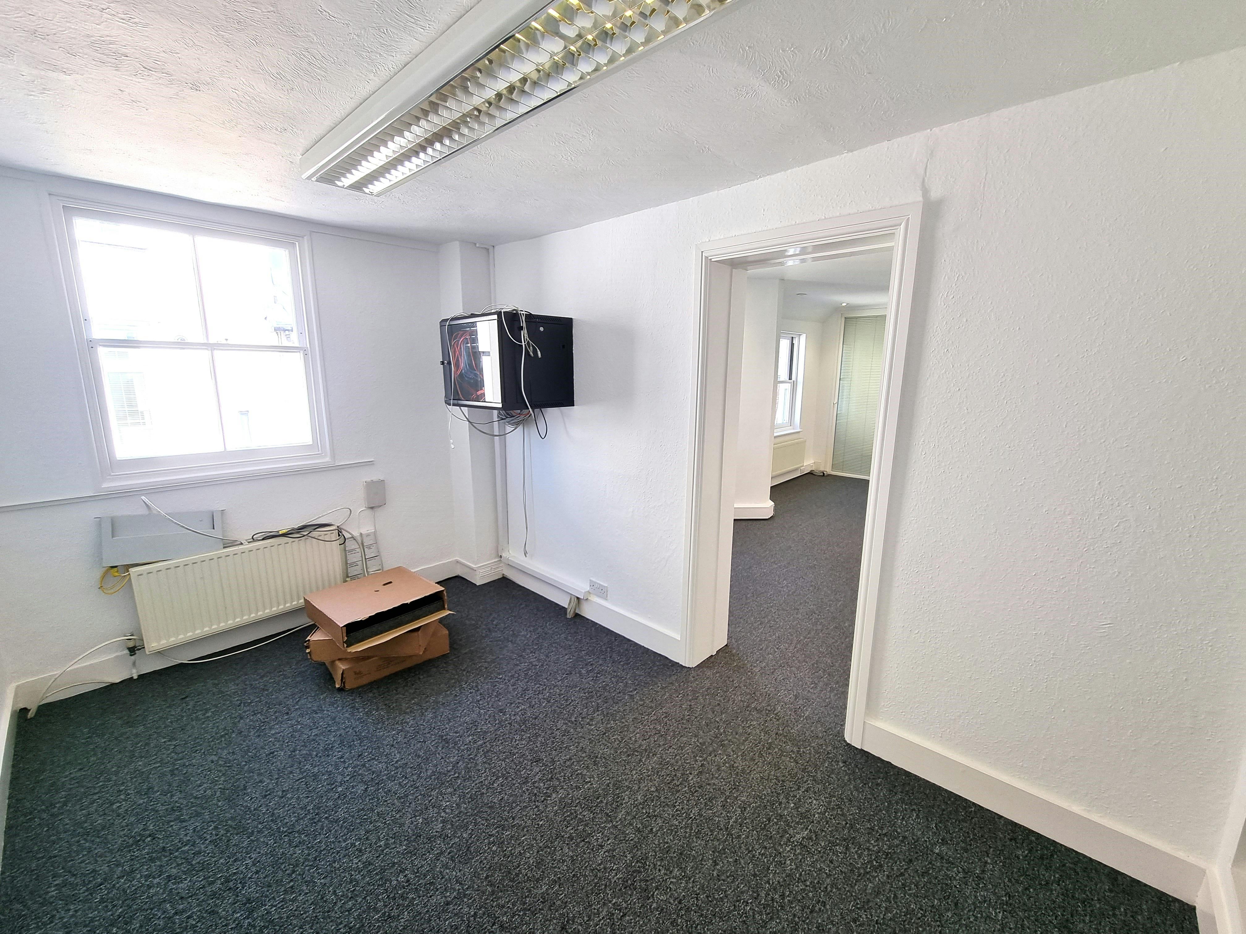 1st Floor Rear, 22 London Road, Horsham, Office To Let - 20240509_112726.jpg