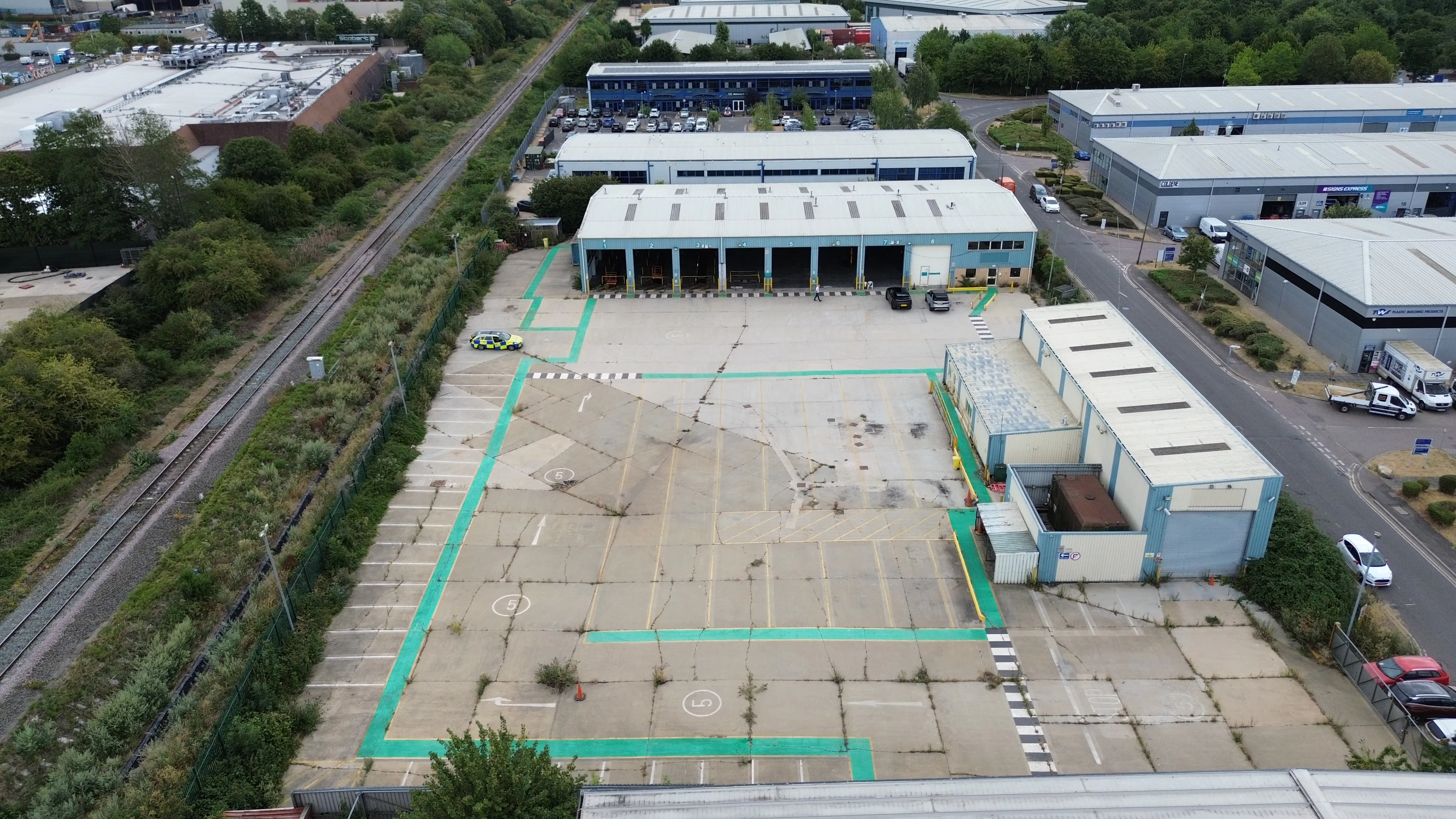 12 Smeaton Close, Aylesbury, Industrial To Let - DJI_0191.JPG