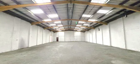Unit 8 & Unit 9, Lyndean Industrial Estate, London, Industrial To Let - 20260408_161920 - Edited.jpg